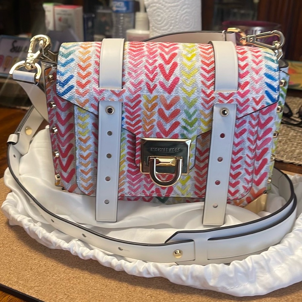 Micheal Kors Manhattan’s Medium Heart logo satchel crossbody